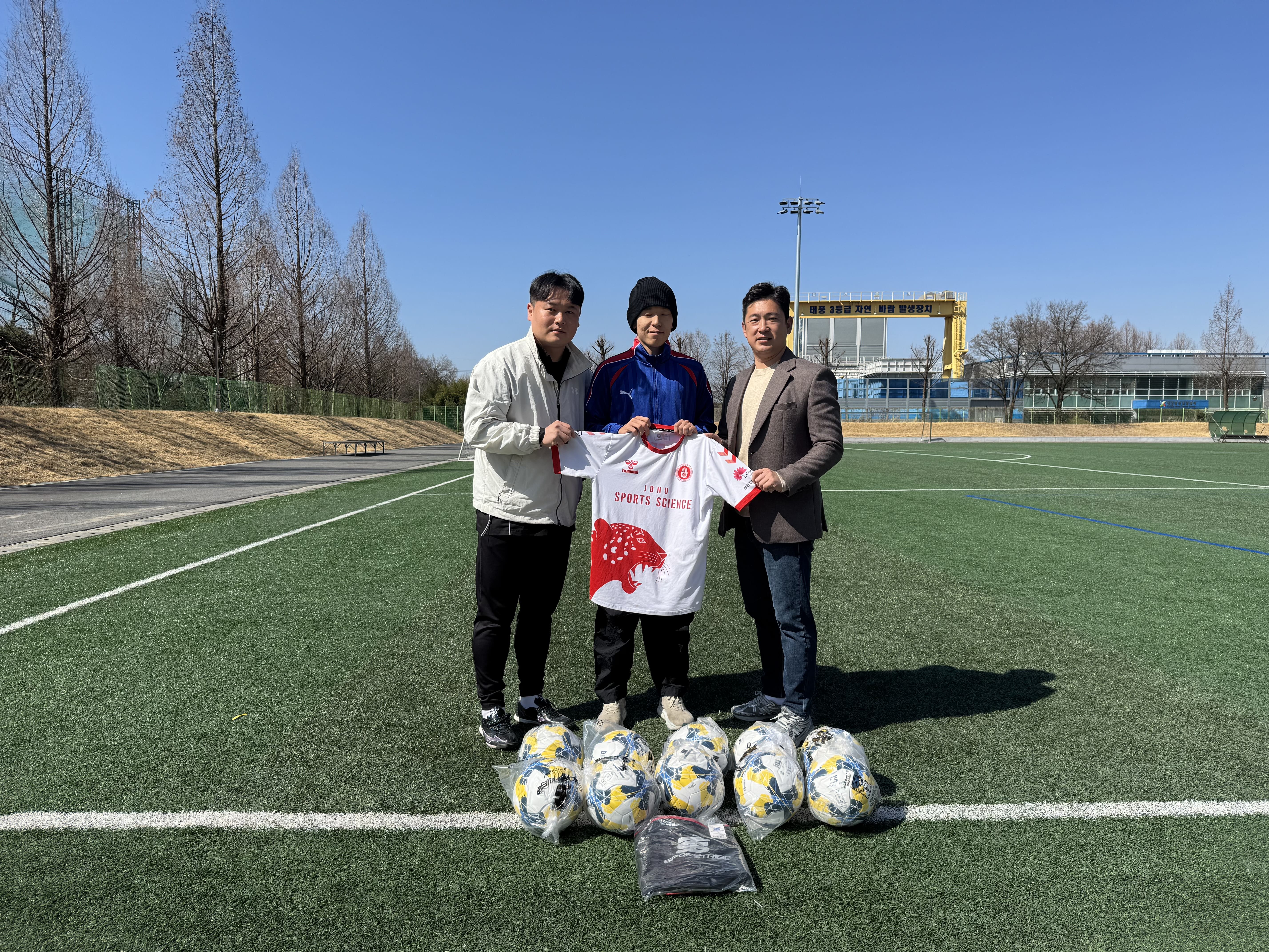 주종구(06학번) 동문·박영서 (스포츠과학과 강사), 80만 원 상당 축구용품 기증 2번째 첨부파일 이미지