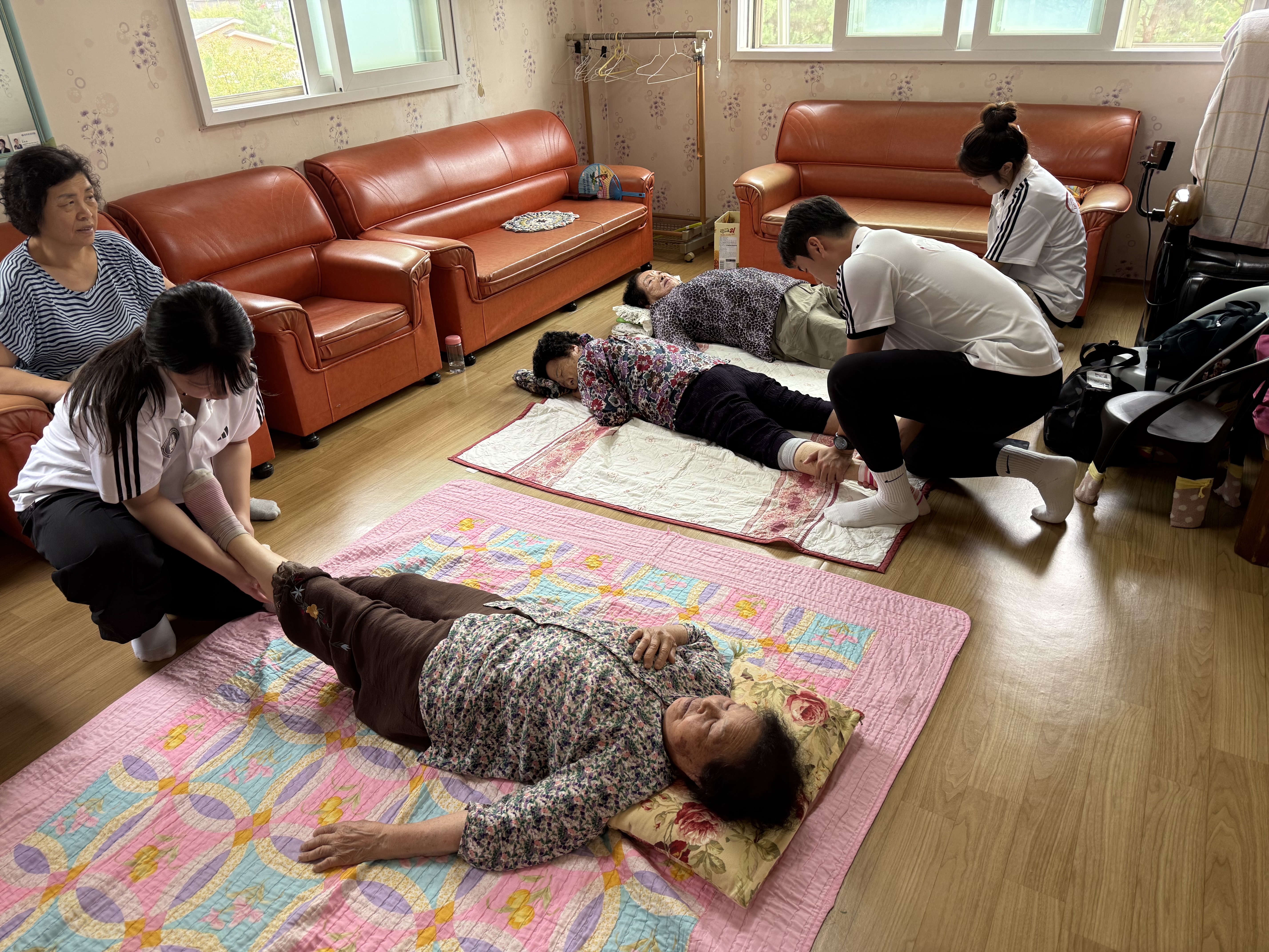 전북대 스포츠과학과 재활분과, 2025년 9월 19일 금암노인복지관서 스포츠마사지&middot;테이핑 봉사 &mdash; 노인복지관과의 상호협력 기반 지속 활동 1번째 첨부파일 이미지