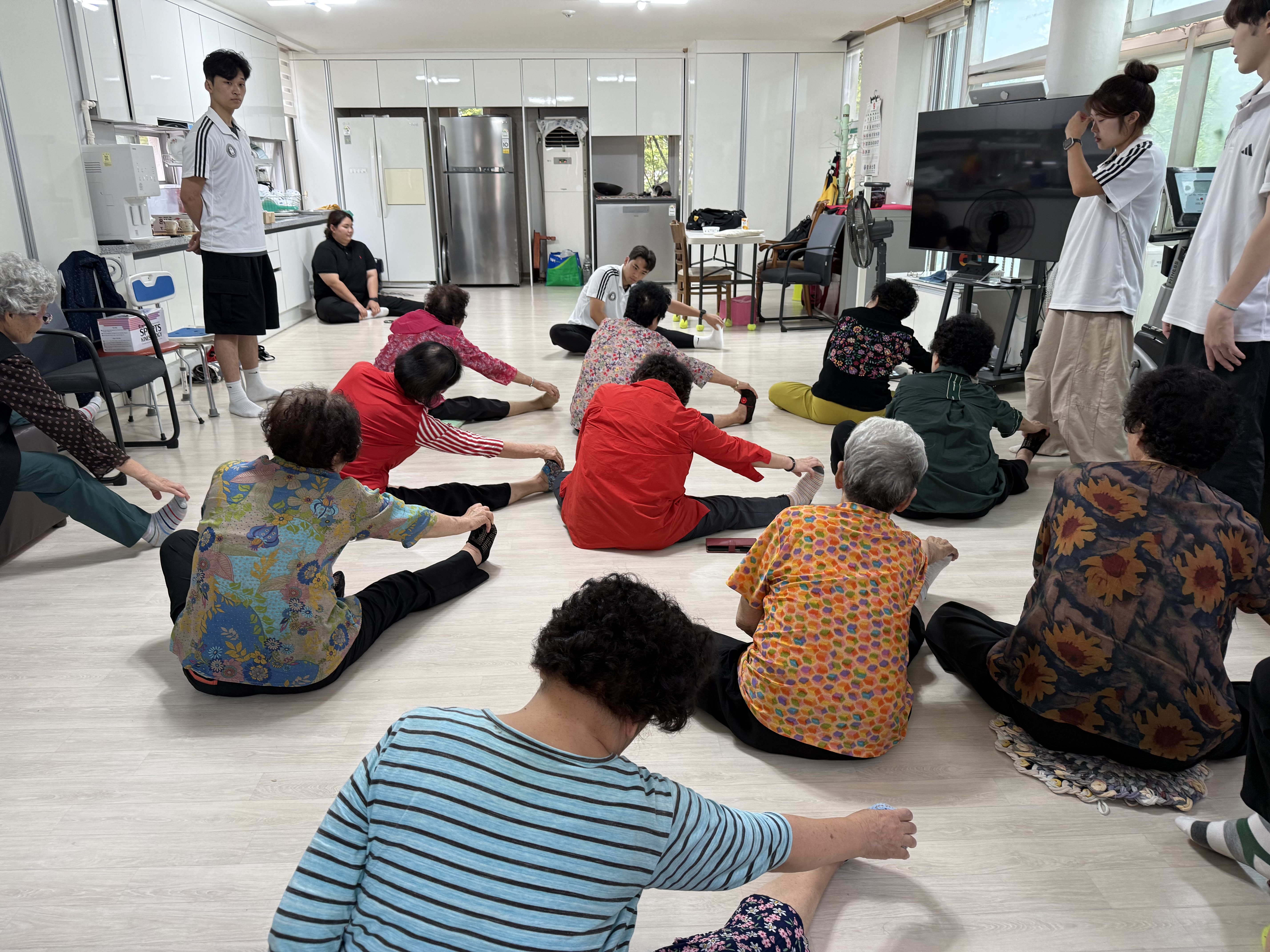 전북대 스포츠과학과 재활분과, 2025년 9월 19일 금암노인복지관서 스포츠마사지&middot;테이핑 봉사 &mdash; 노인복지관과의 상호협력 기반 지속 활동 12번째 첨부파일 이미지