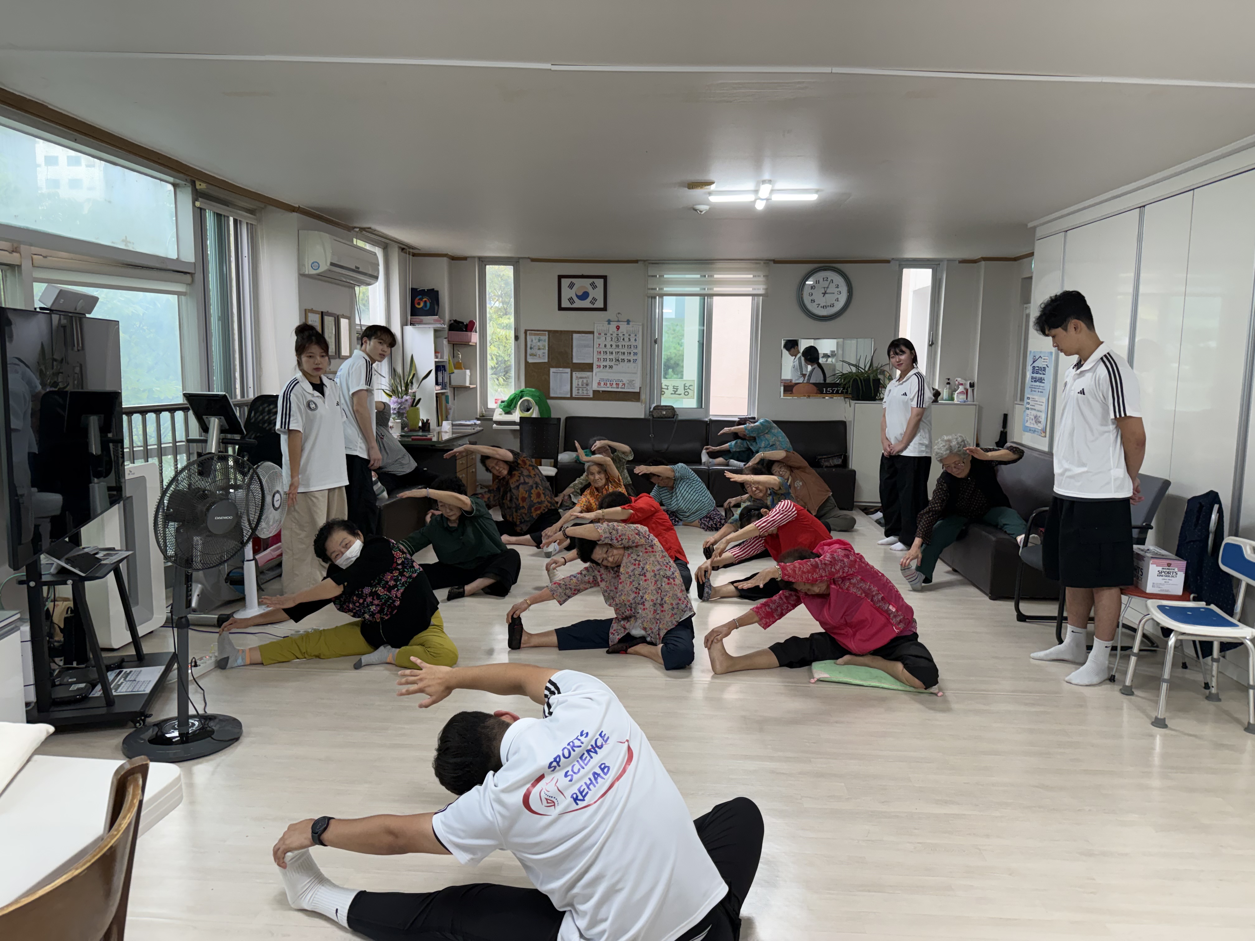 전북대 스포츠과학과 재활분과, 2025년 9월 19일 금암노인복지관서 스포츠마사지&middot;테이핑 봉사 &mdash; 노인복지관과의 상호협력 기반 지속 활동 14번째 첨부파일 이미지
