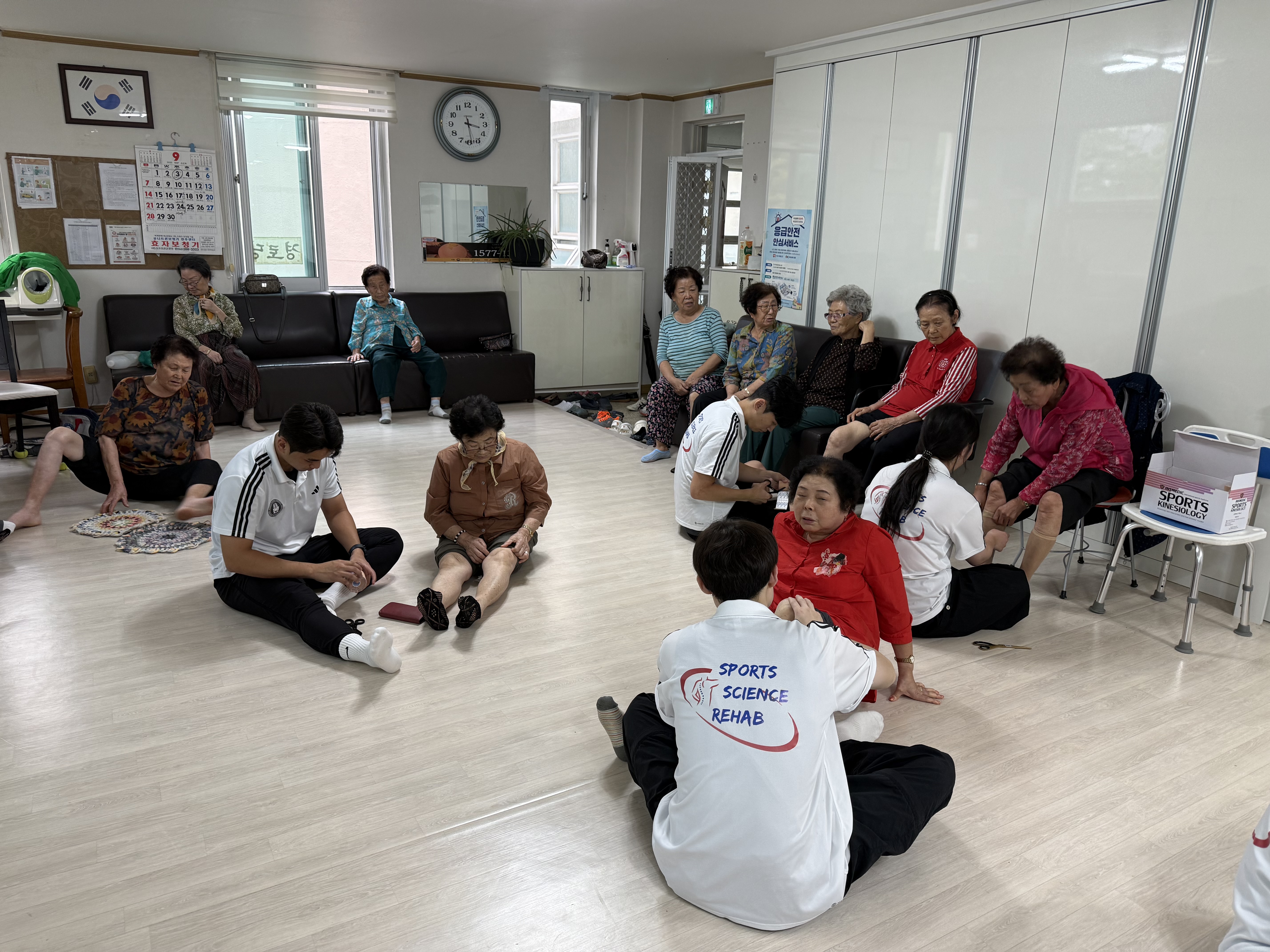 전북대 스포츠과학과 재활분과, 2025년 9월 19일 금암노인복지관서 스포츠마사지&middot;테이핑 봉사 &mdash; 노인복지관과의 상호협력 기반 지속 활동 18번째 첨부파일 이미지