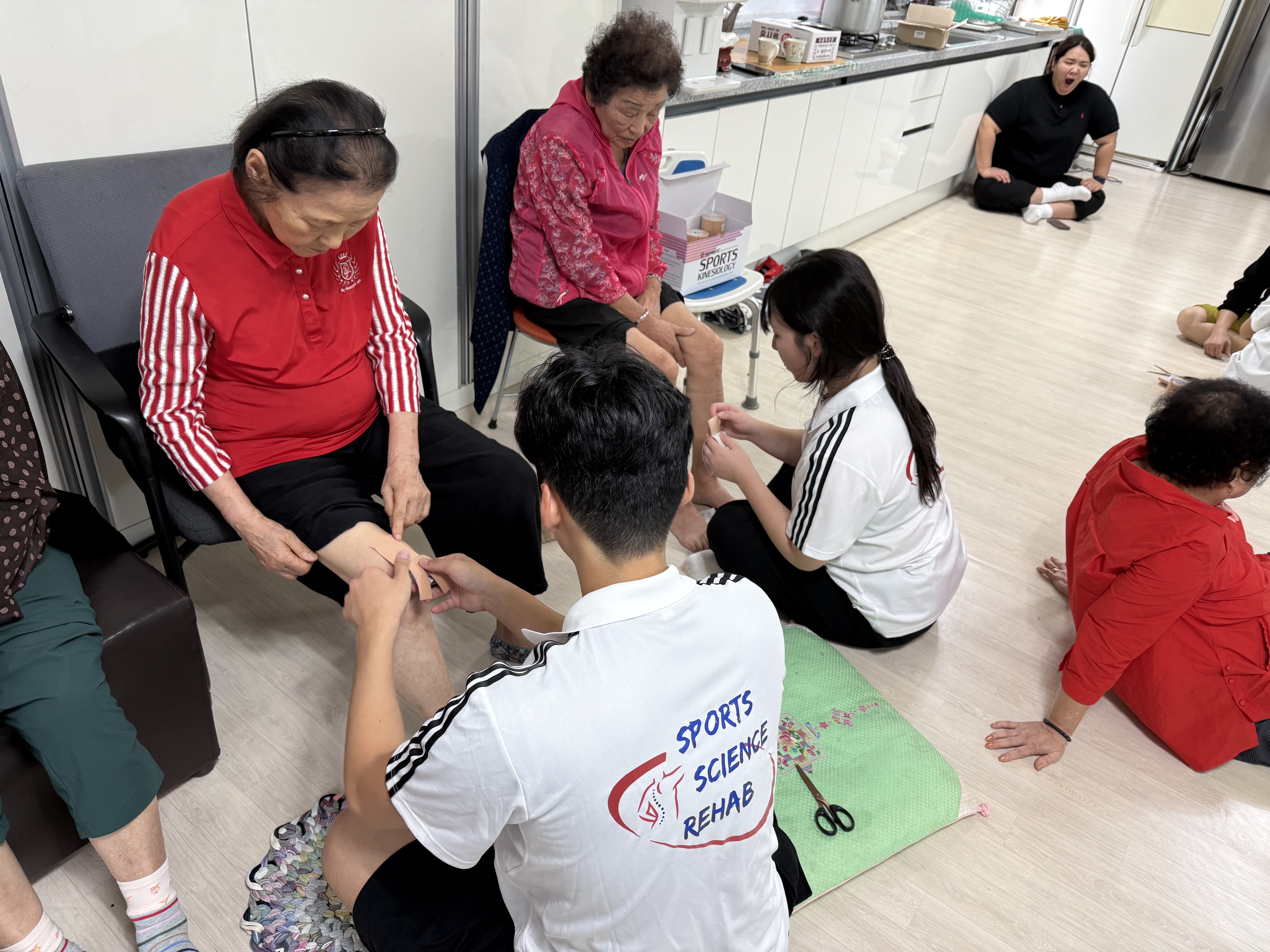 전북대 스포츠과학과 재활분과, 2025년 9월 19일 금암노인복지관서 스포츠마사지&middot;테이핑 봉사 &mdash; 노인복지관과의 상호협력 기반 지속 활동 20번째 첨부파일 이미지