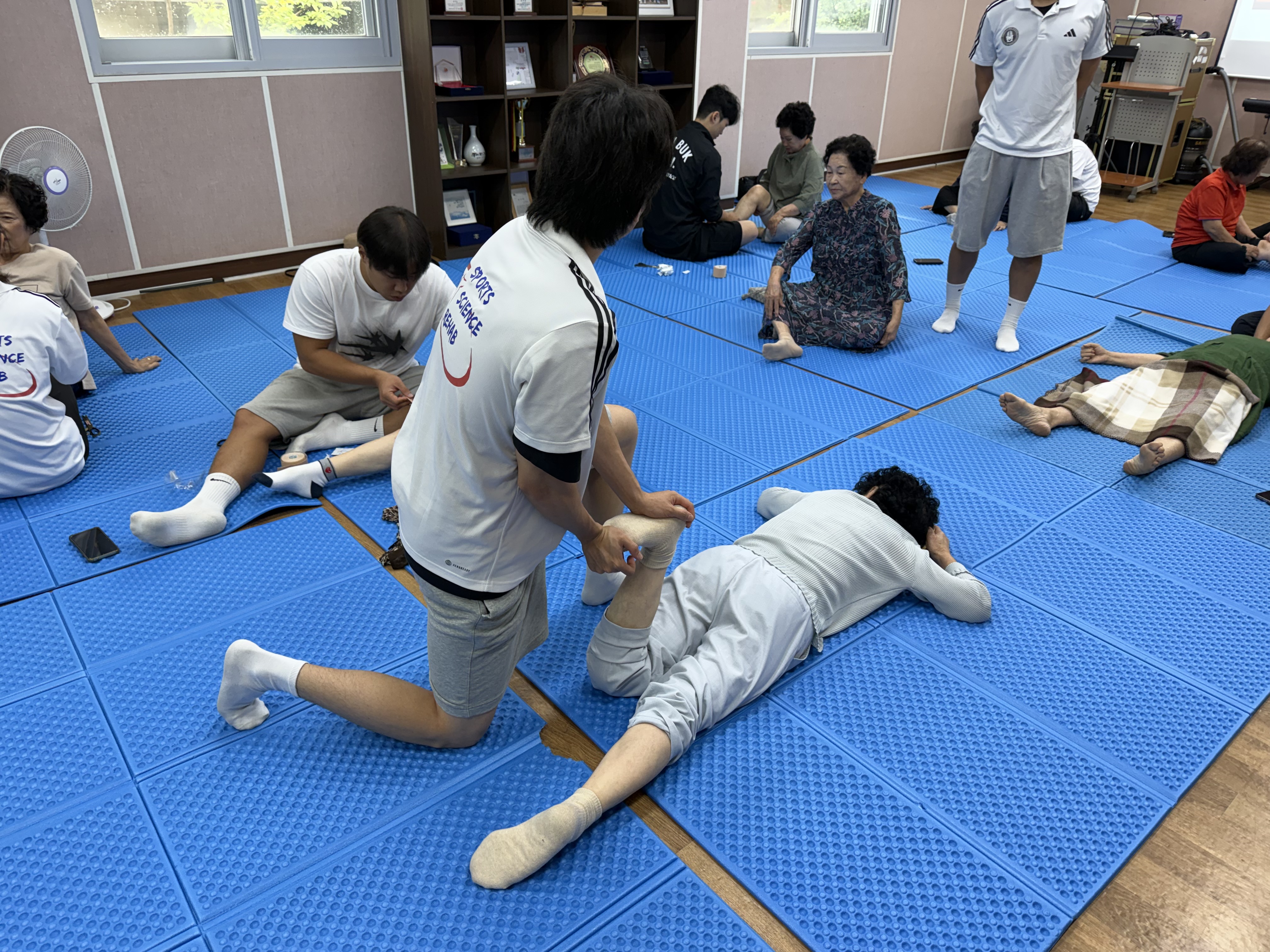 2025년 9월 25일, 전북대 재활분과 학생들 금암노인복지관서 스포츠마사지&middot;테이핑 봉사 펼쳐 &mdash; 노인복지관과의 상호협력 기반 지속 활동 6번째 첨부파일 이미지