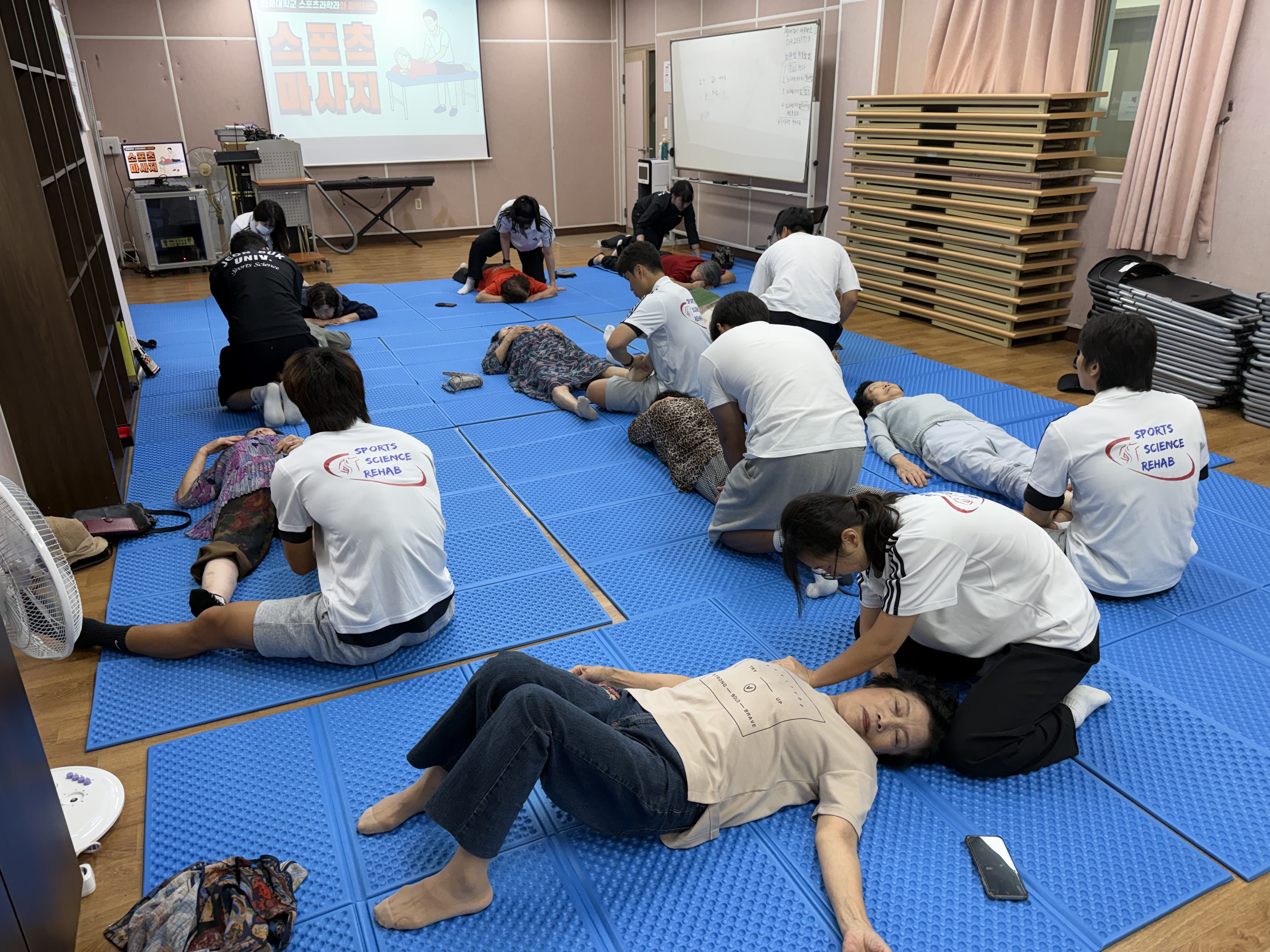 전북대 스포츠과학과 재활분과, 2025년 10월 13일 금암노인복지관서 스포츠마사지&middot;테이핑 봉사 펼쳐 &mdash; 지역사회 건강 파트너십 확대 1번째 첨부파일 이미지