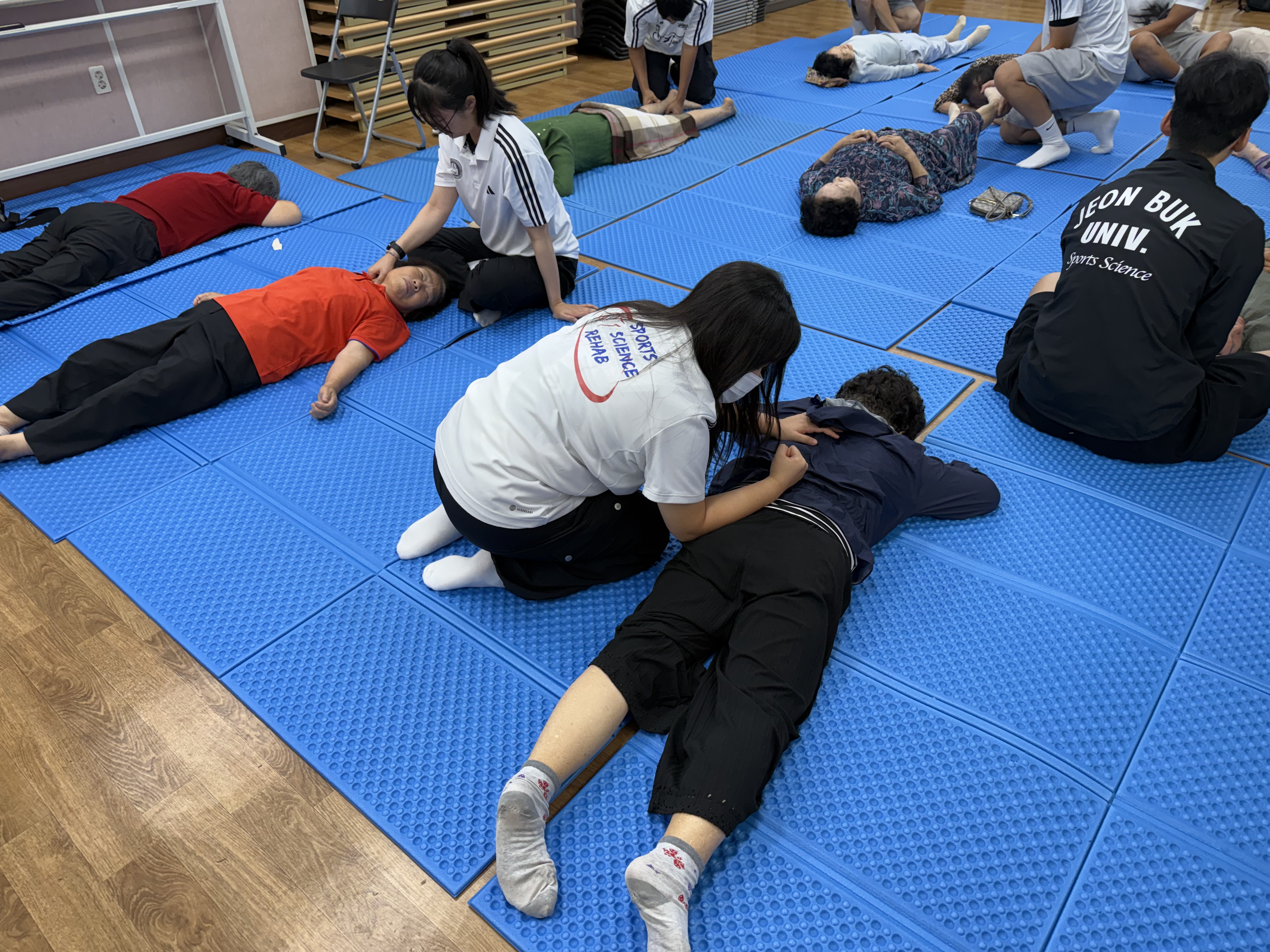 전북대 스포츠과학과 재활분과, 2025년 10월 13일 금암노인복지관서 스포츠마사지&middot;테이핑 봉사 펼쳐 &mdash; 지역사회 건강 파트너십 확대 4번째 첨부파일 이미지