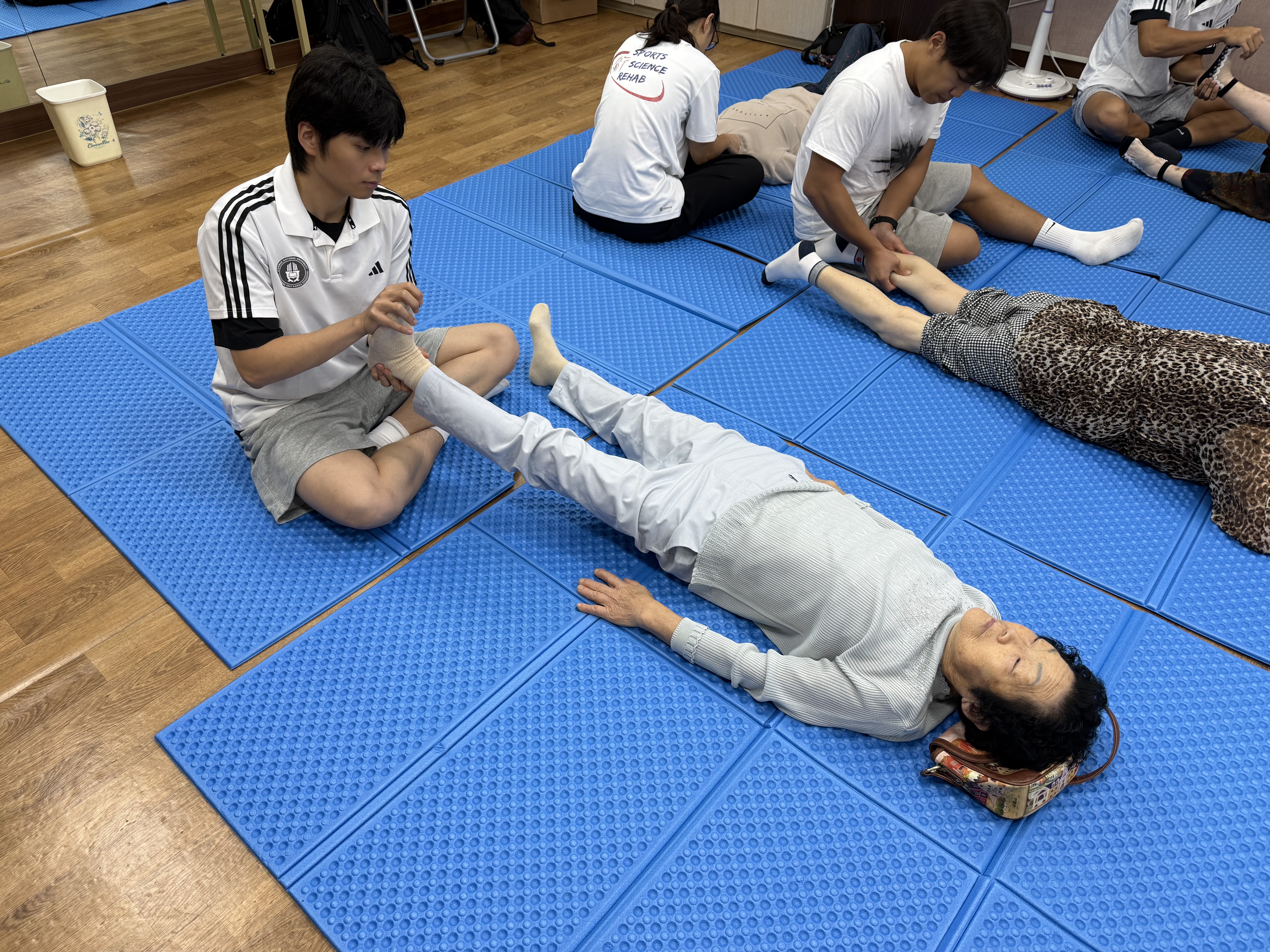 전북대 스포츠과학과 재활분과, 2025년 10월 13일 금암노인복지관서 스포츠마사지&middot;테이핑 봉사 펼쳐 &mdash; 지역사회 건강 파트너십 확대 5번째 첨부파일 이미지