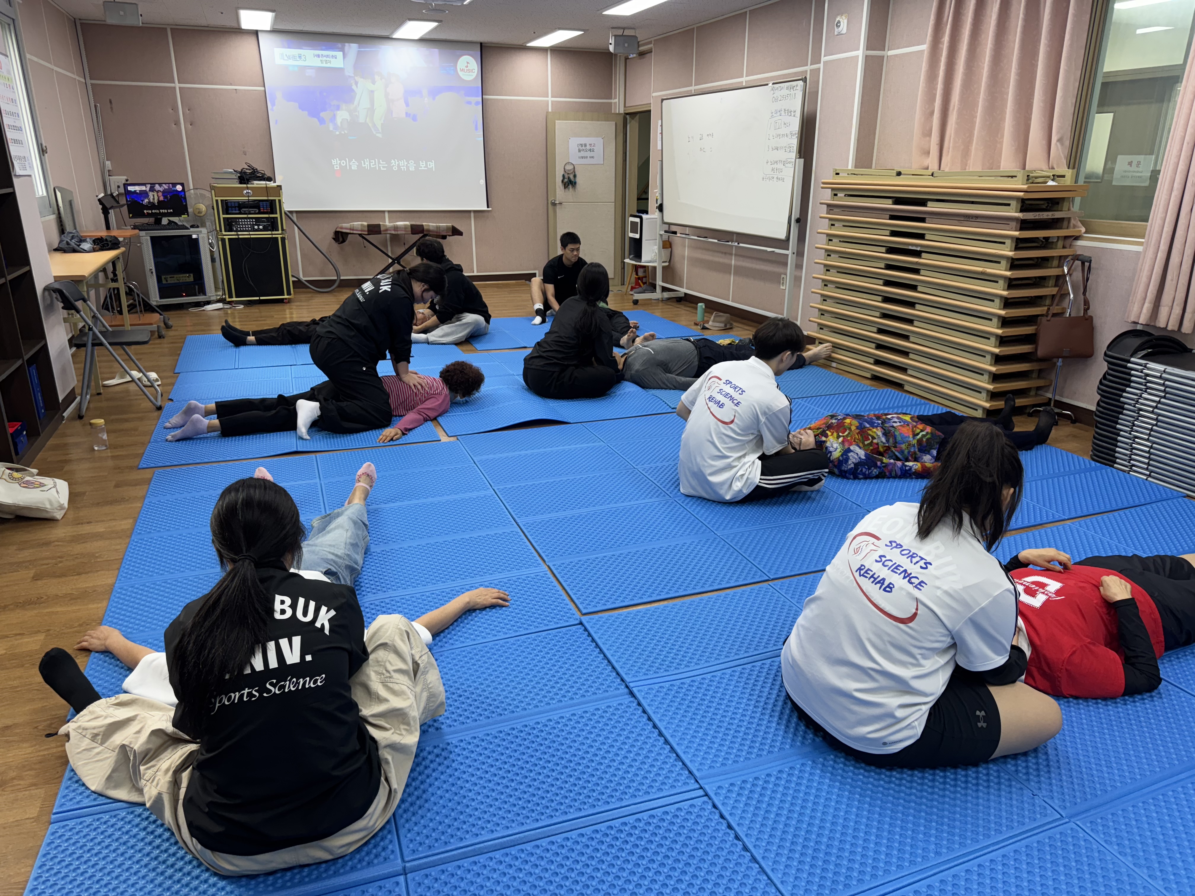 스포츠과학과 재활분과, 2025년 10월 16일 금암노인복지관서 스포츠마사지·테이핑 봉사 진행 — 지역사회 실천형 교육의 장 확대 1번째 첨부파일 이미지