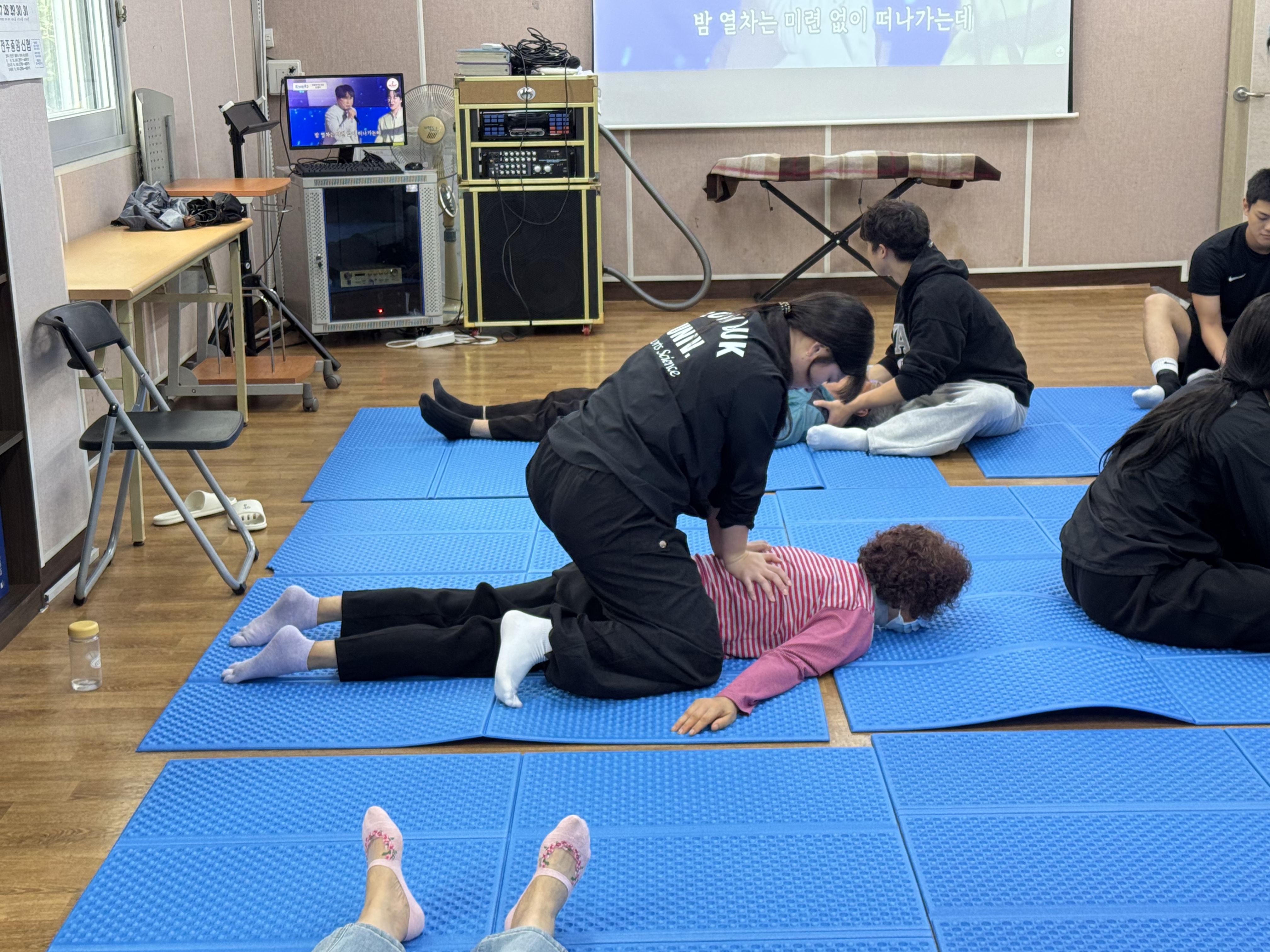 스포츠과학과 재활분과, 2025년 10월 16일 금암노인복지관서 스포츠마사지·테이핑 봉사 진행 — 지역사회 실천형 교육의 장 확대 2번째 첨부파일 이미지