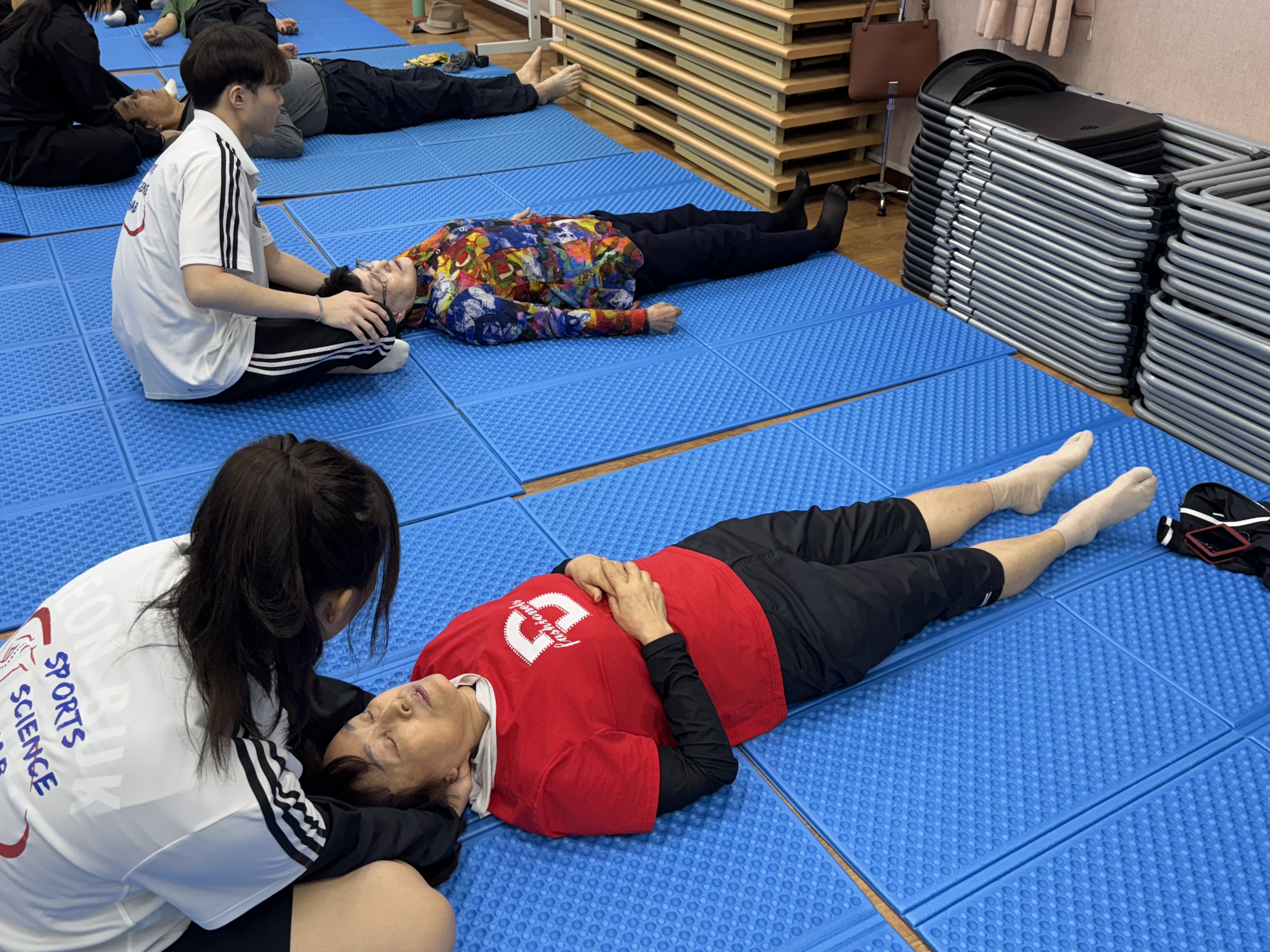 스포츠과학과 재활분과, 2025년 10월 16일 금암노인복지관서 스포츠마사지·테이핑 봉사 진행 — 지역사회 실천형 교육의 장 확대 3번째 첨부파일 이미지