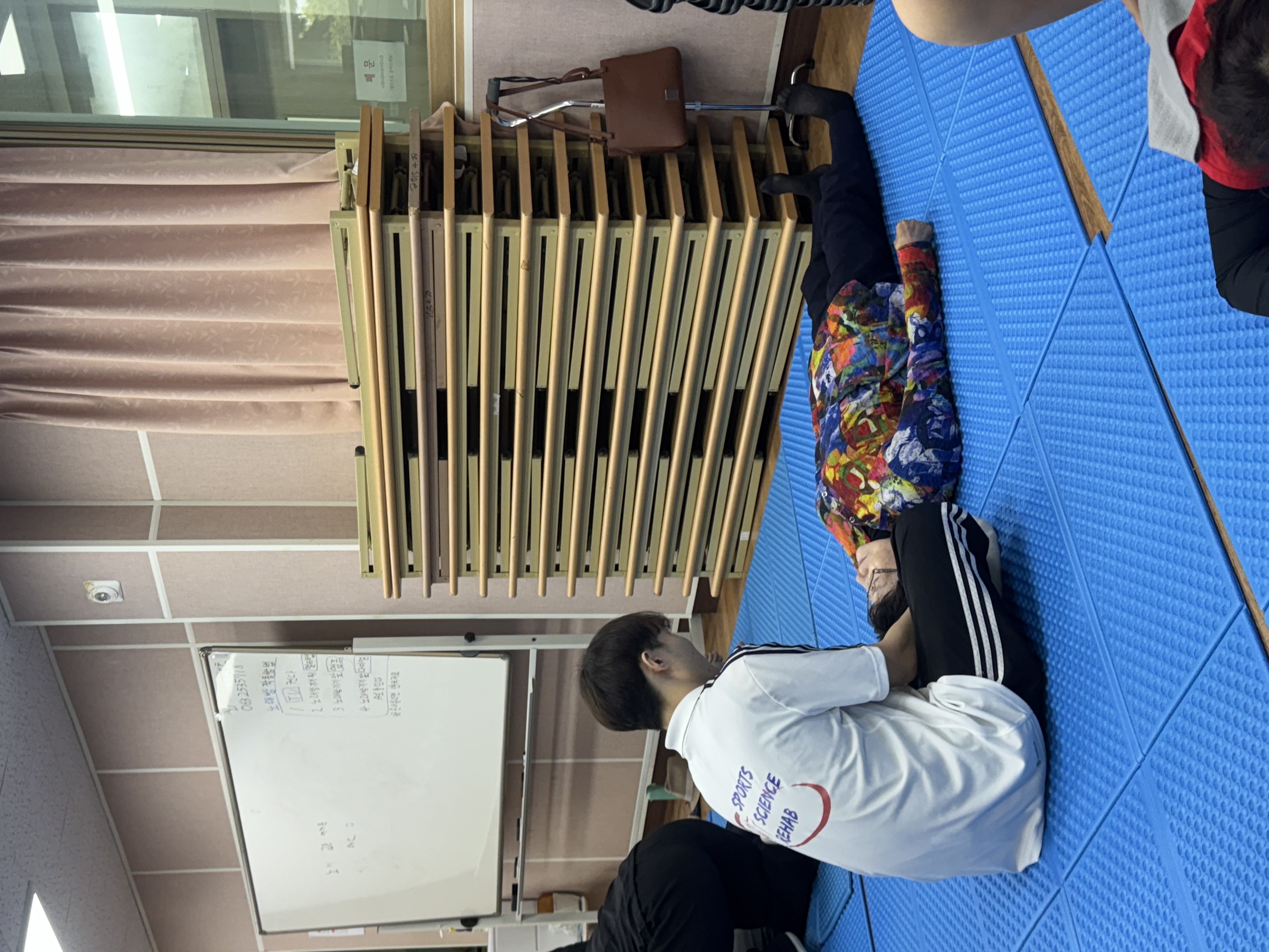 스포츠과학과 재활분과, 2025년 10월 16일 금암노인복지관서 스포츠마사지·테이핑 봉사 진행 — 지역사회 실천형 교육의 장 확대 5번째 첨부파일 이미지