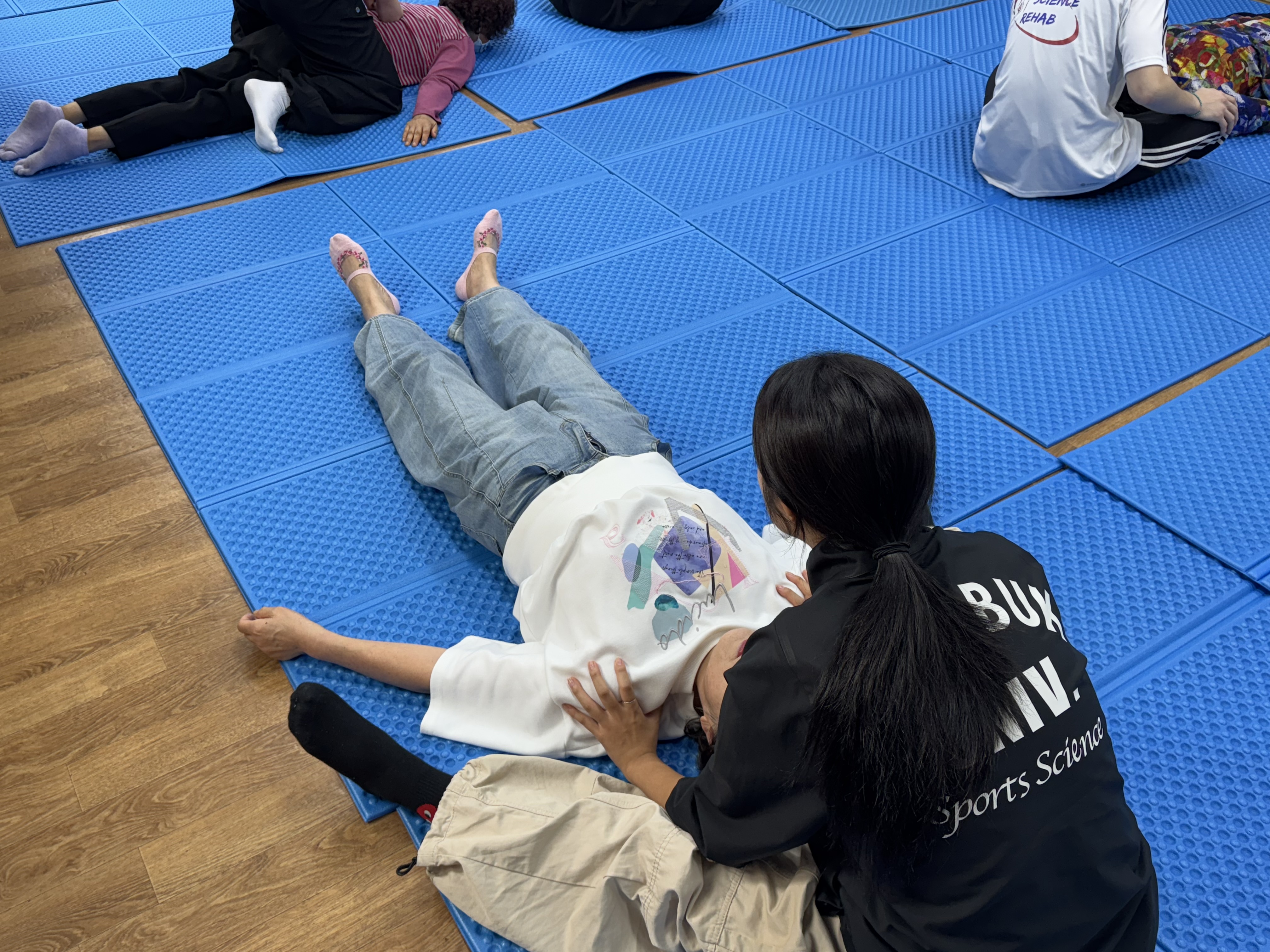 스포츠과학과 재활분과, 2025년 10월 16일 금암노인복지관서 스포츠마사지·테이핑 봉사 진행 — 지역사회 실천형 교육의 장 확대 7번째 첨부파일 이미지