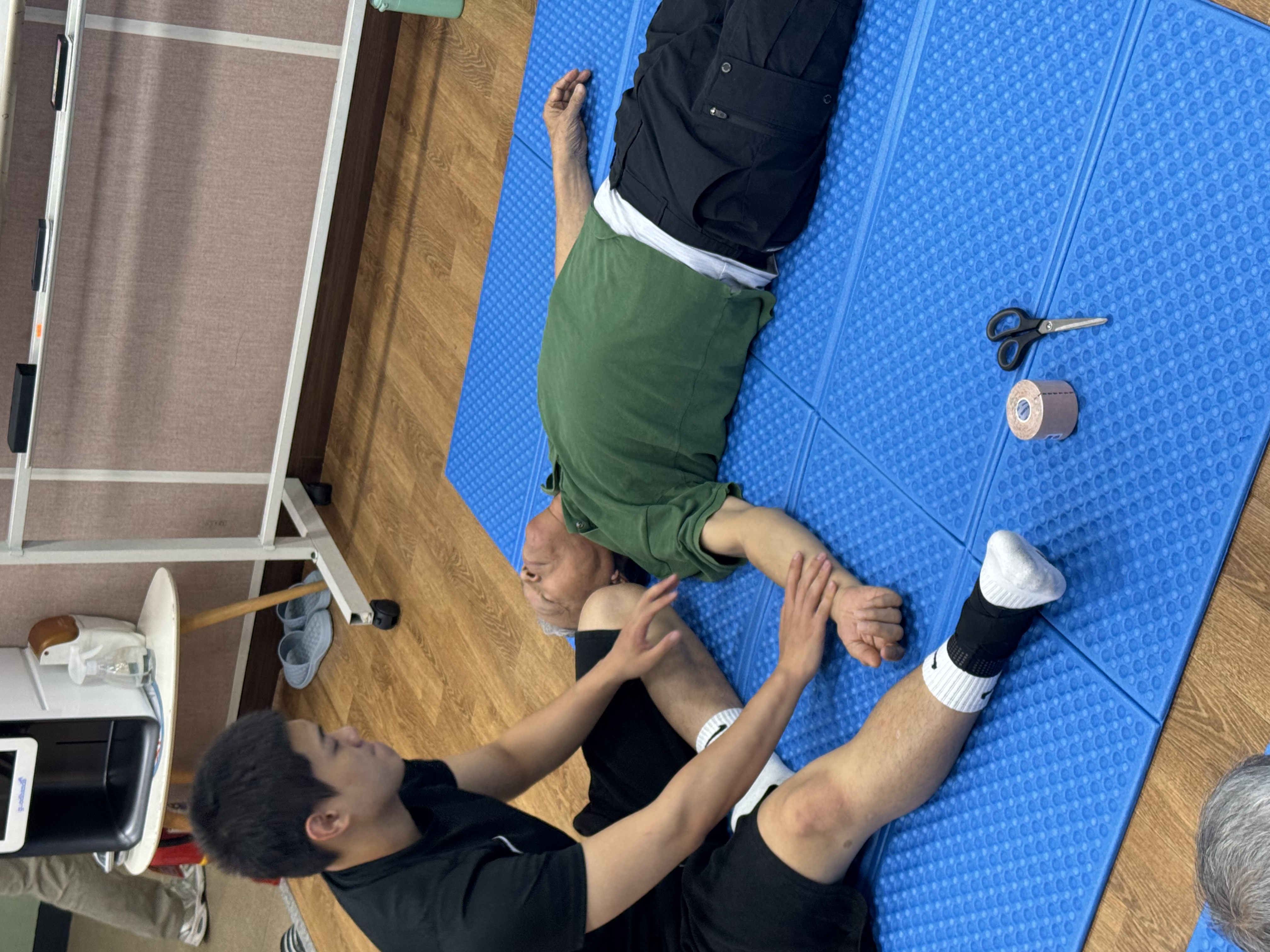 스포츠과학과 재활분과, 2025년 10월 16일 금암노인복지관서 스포츠마사지·테이핑 봉사 진행 — 지역사회 실천형 교육의 장 확대 9번째 첨부파일 이미지