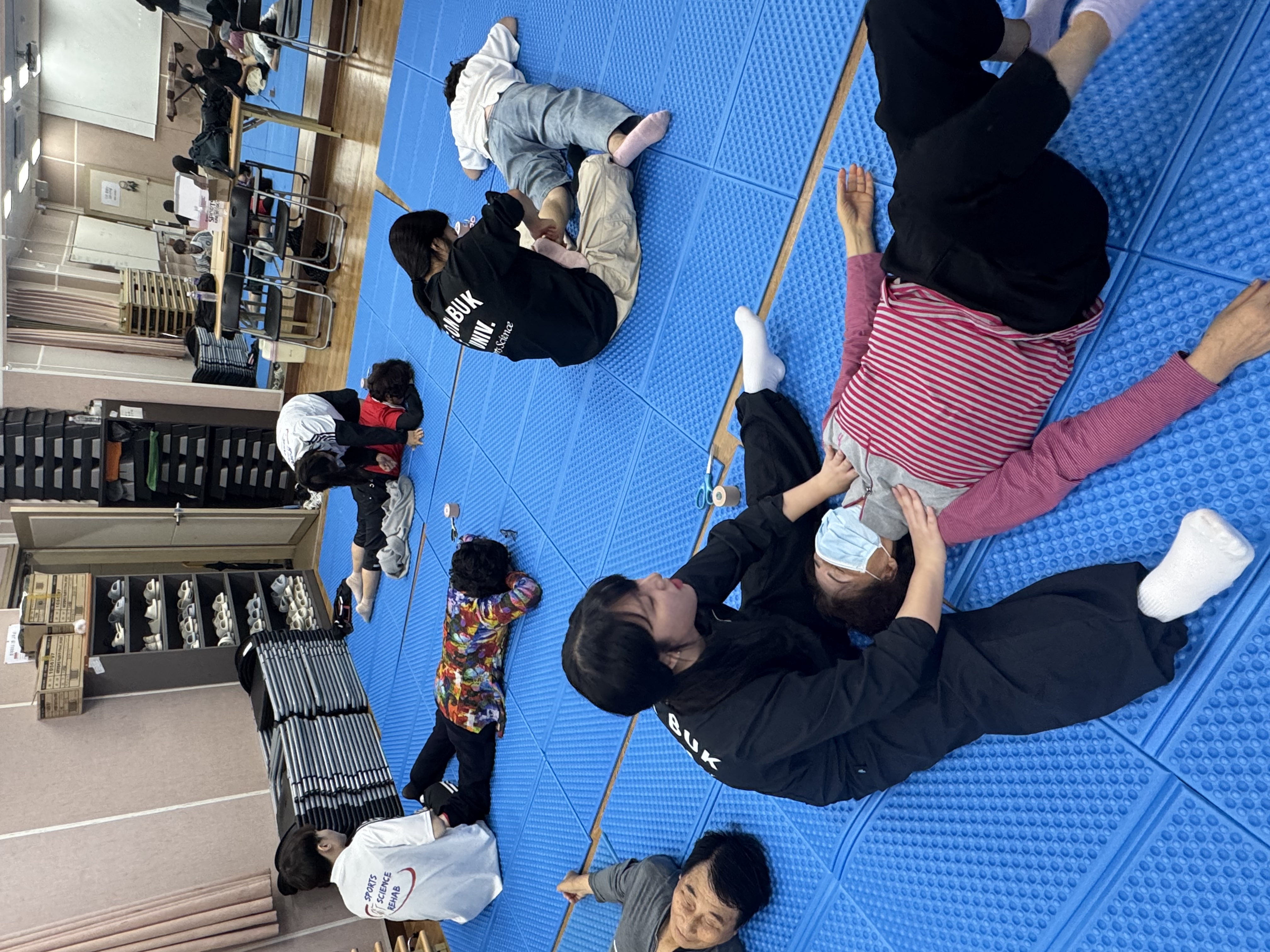 스포츠과학과 재활분과, 2025년 10월 16일 금암노인복지관서 스포츠마사지·테이핑 봉사 진행 — 지역사회 실천형 교육의 장 확대 13번째 첨부파일 이미지