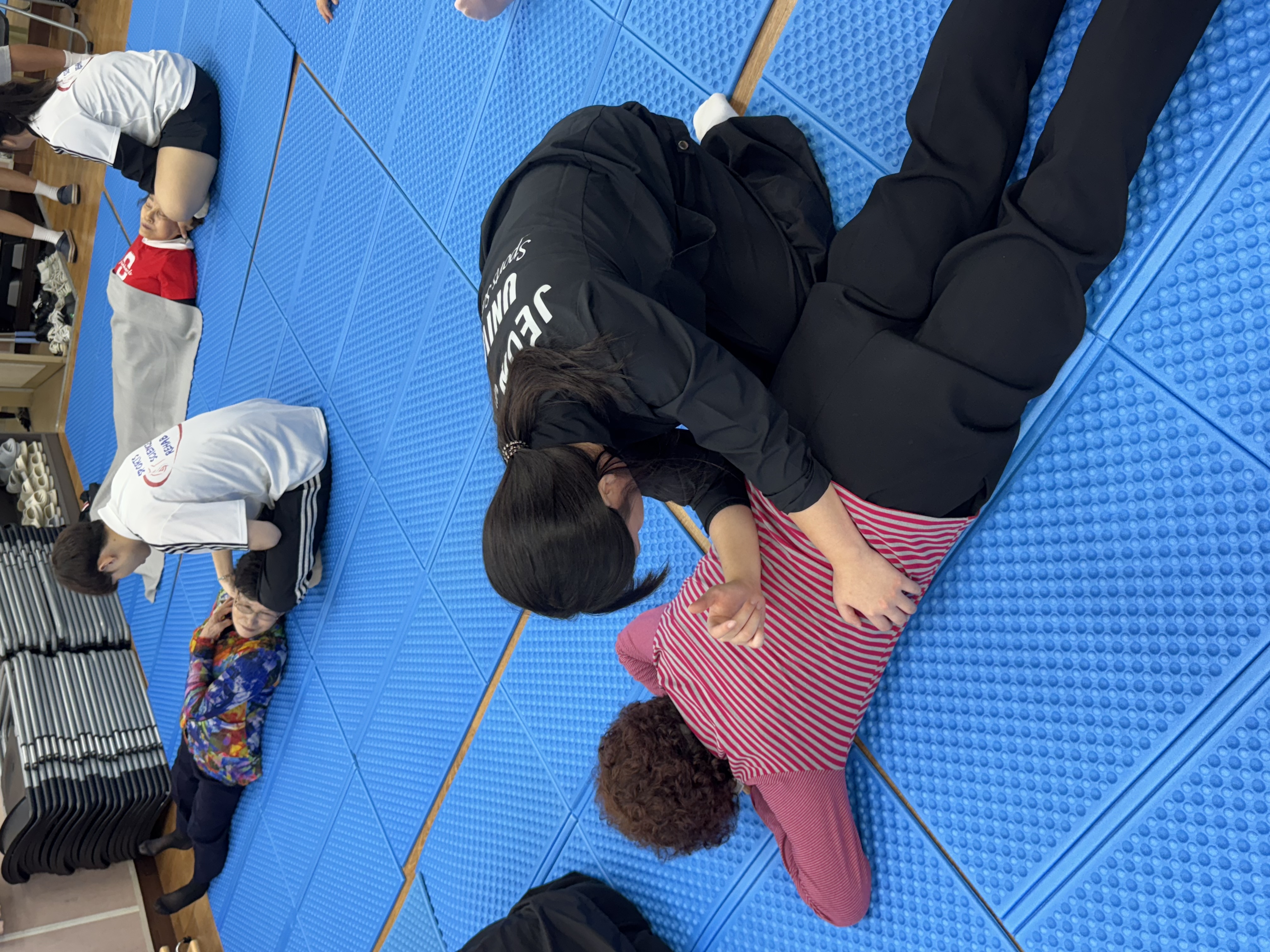 스포츠과학과 재활분과, 2025년 10월 16일 금암노인복지관서 스포츠마사지·테이핑 봉사 진행 — 지역사회 실천형 교육의 장 확대 14번째 첨부파일 이미지