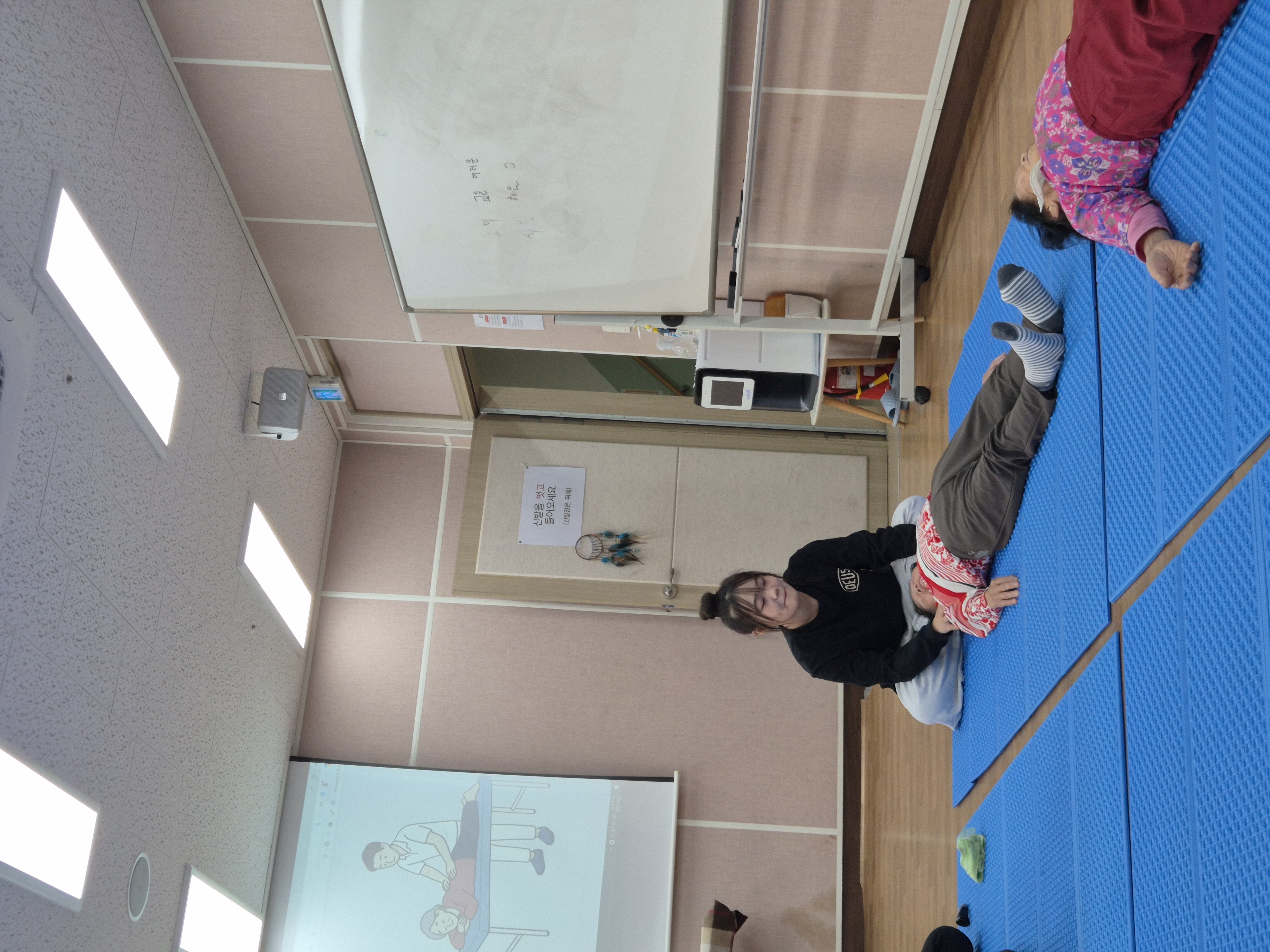 스포츠과학과 재활분과, 2025년 10월 23일 금암노인복지관서 스포츠마사지·테이핑 봉사 진행 — 지역사회 건강증진 프로그 2번째 첨부파일 이미지