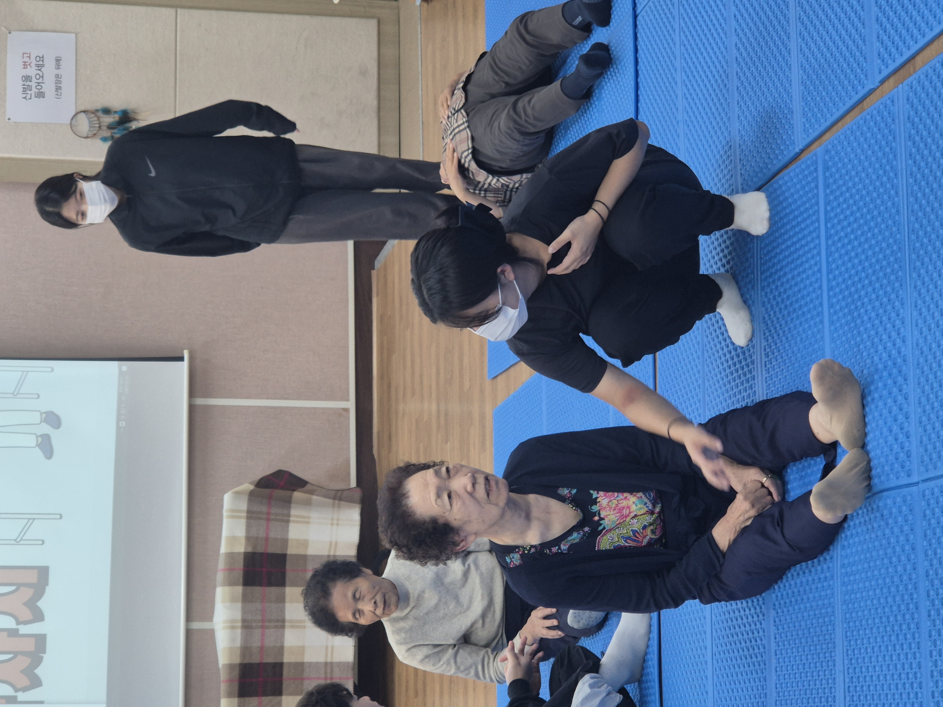 스포츠과학과 재활분과, 2025년 10월 23일 금암노인복지관서 스포츠마사지·테이핑 봉사 진행 — 지역사회 건강증진 프로그 4번째 첨부파일 이미지