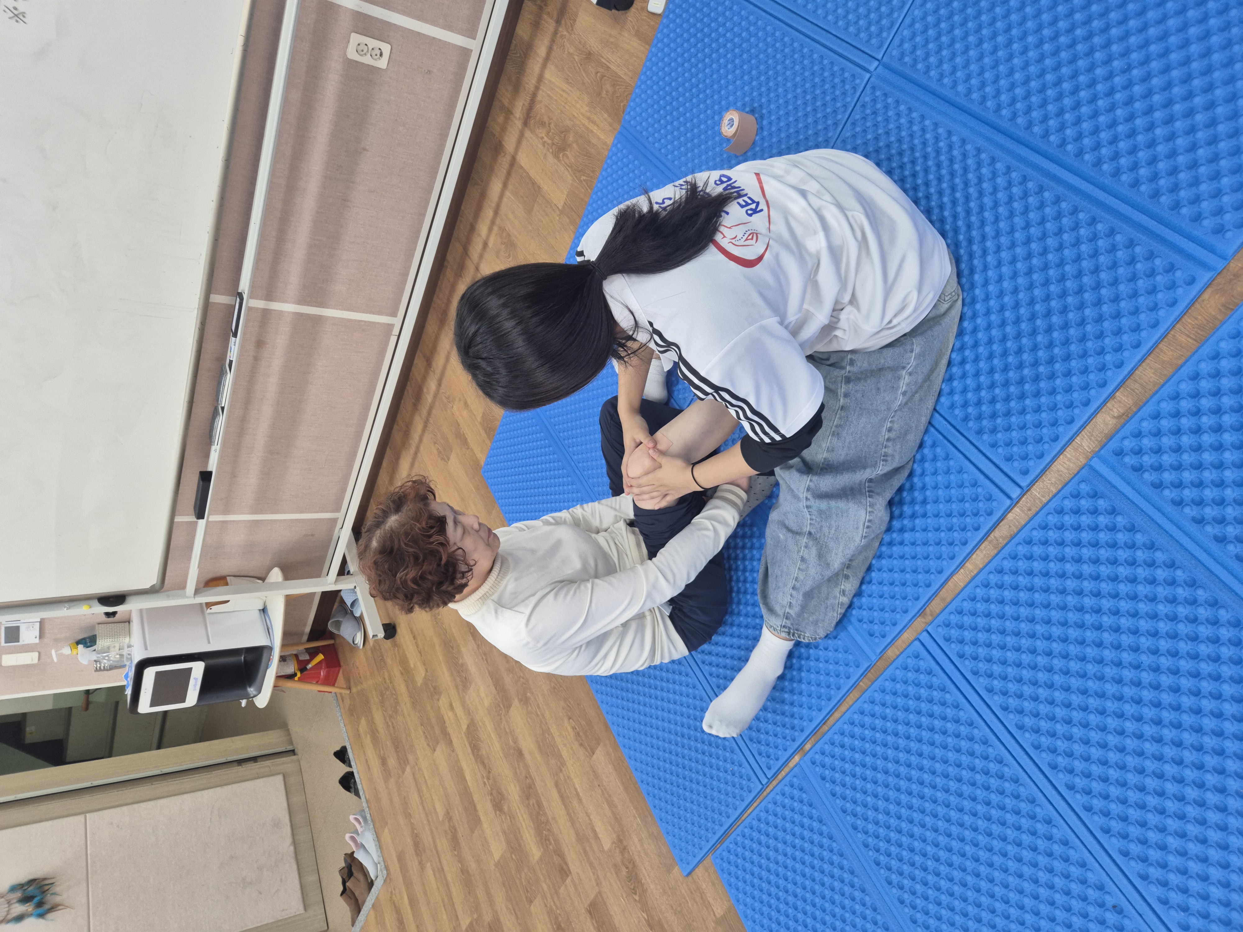 전북대학교 스포츠과학과 재활분과, 2025년 11월 6일 복지관서 스포츠마사지·테이핑 봉사 진행 — 지역 어르신 건강 증진에 앞장 5번째 첨부파일 이미지