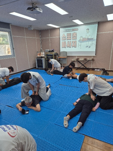 전북대 스포츠과학과, 금암노인복지관서 스포츠마사지·테이핑 봉사 진행 대표이미지